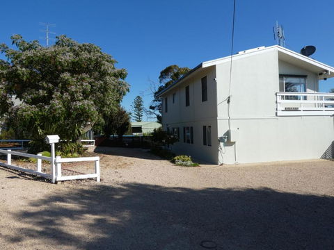 Moonta Bay Stylish Large Home 3 Min Walk From Beach And Jetty - Tweed Heads Accommodation 1