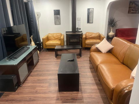 Newly Renovated House Near Melbourne Airport - Tweed Heads Accommodation 3