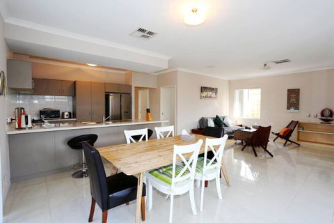 Nice And Neat House For Your Journey - Renovated - Tweed Heads Accommodation 0