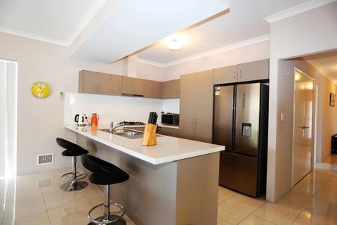 Nice And Neat House For Your Journey - Renovated - Tweed Heads Accommodation 3