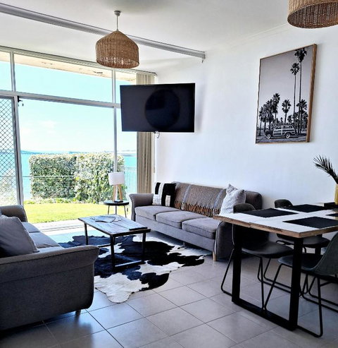 ON THE WATERS EDGE - Tweed Heads Accommodation 1