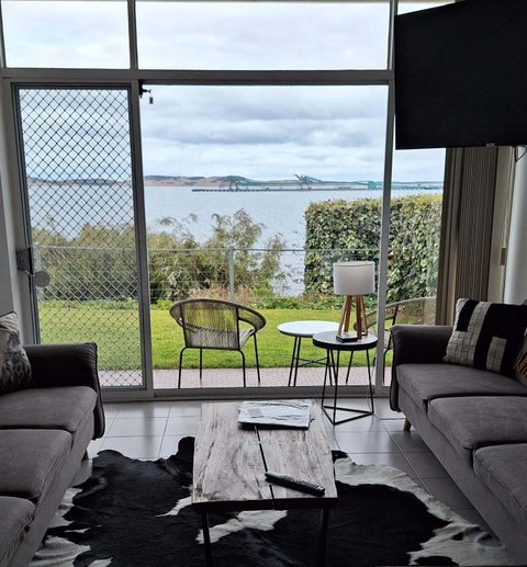 ON THE WATERS EDGE - Tweed Heads Accommodation 0
