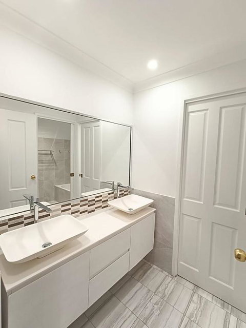 Peaceful Room In Modern Baulkham Hills Home - BH3 - Tweed Heads Accommodation 3