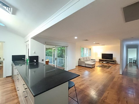 Peaceful Room In Modern Baulkham Hills Home - BH3 - Tweed Heads Accommodation 1