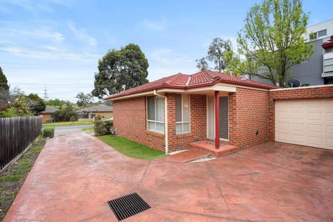 Perfectly Located Townhouse In Heart Of Ringwood - Tweed Heads Accommodation 0