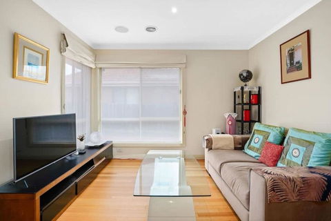 Perfectly Located Townhouse In Heart Of Ringwood - Tweed Heads Accommodation 1