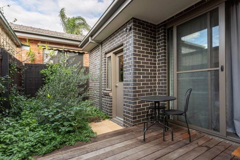 Primrose - Chic Mid-Century Style In Brunswick - Tweed Heads Accommodation 1