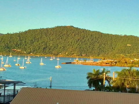 QCWA Cheerful Cottage - Airlie Beach - Tweed Heads Accommodation 0