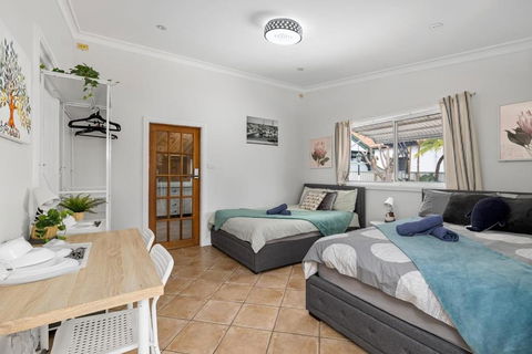 Quadruple Ensuite Room - Nearby Stations & Shops - Tweed Heads Accommodation 0