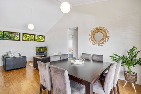 Quaint 2-Bed Beach Abode With Ocean Views - Tweed Heads Accommodation 1