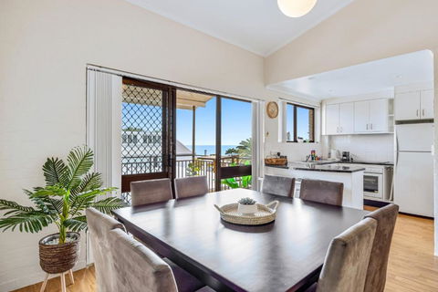 Quaint 2-Bed Beach Abode With Ocean Views - Tweed Heads Accommodation 0