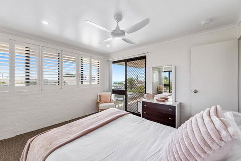 Quaint 2-Bed Beach Abode With Ocean Views - Tweed Heads Accommodation 3