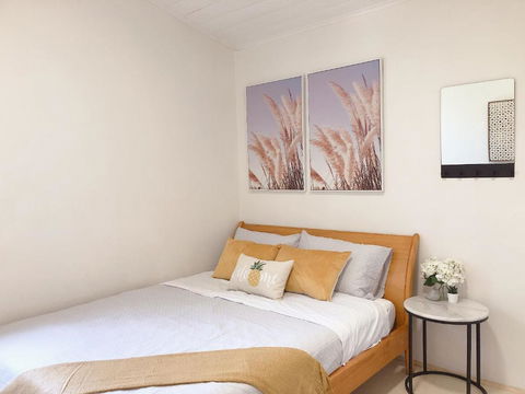 Quaint Double Or Queen Room - Mins To Stations&UNSW - Shared Bathroom - Tweed Heads Accommodation 0