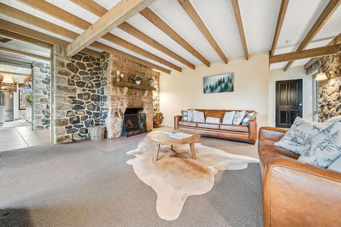 Quigtoo Cottage - Beautiful 4BR Stone Cottage L WiFi L Bath L Garden - Tweed Heads Accommodation 2