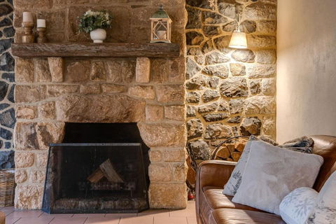 Quigtoo Cottage - Beautiful 4BR Stone Cottage L WiFi L Bath L Garden - Tweed Heads Accommodation 3