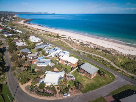 At The Beach - 54 Elizabeth Crescent - Tweed Heads Accommodation 0