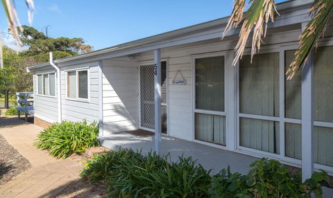 At The Beach - 54 Elizabeth Crescent - Tweed Heads Accommodation 1
