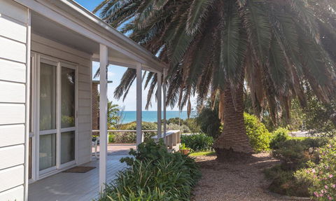 At The Beach - 54 Elizabeth Crescent - Tweed Heads Accommodation 2