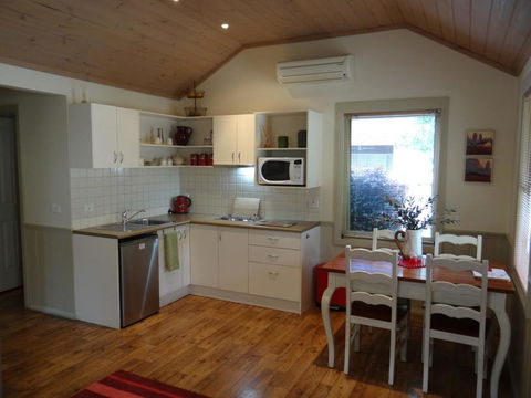 Autumn Affair Cottage 6 - Tweed Heads Accommodation 3