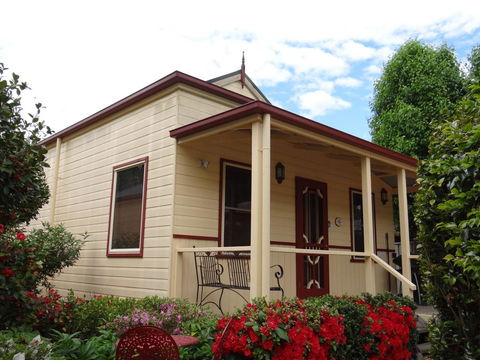Autumn Affair Cottage 6 - Tweed Heads Accommodation 1