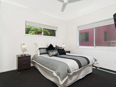 Avalon 3 - Views To Die For - Across The Road From Convent Beach - Tweed Heads Accommodation 1