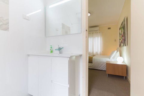 B5 Close To Nedlands, Cafes, Swan River, SCGH & UWA - Tweed Heads Accommodation 2