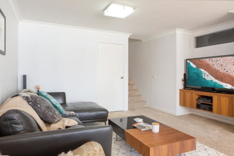 Beachfront Manly Apartment With Parking And Balcony - Tweed Heads Accommodation 3