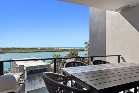 Riverfront 2-Bed With Pool, Sauna, Gym & Views - Tweed Heads Accommodation 1