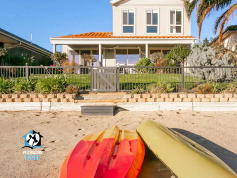 Renovated Beautiful Holiday Home With A Private Beach & Stunning Views! - Tweed Heads Accommodation 1