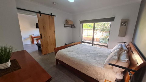 Red Ochre - Large Apartment With Private Courtyard - Tweed Heads Accommodation 2