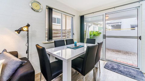 RED Rock - Townhouse In Town - Tweed Heads Accommodation 1