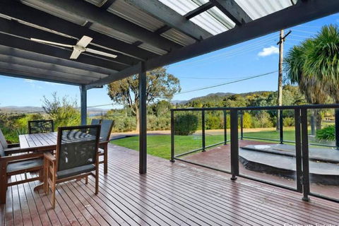 Relax In The Spa With Views Opposite Lake Eildon - Tweed Heads Accommodation 3