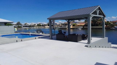 Relax Poolside By The Canal - Tweed Heads Accommodation 1
