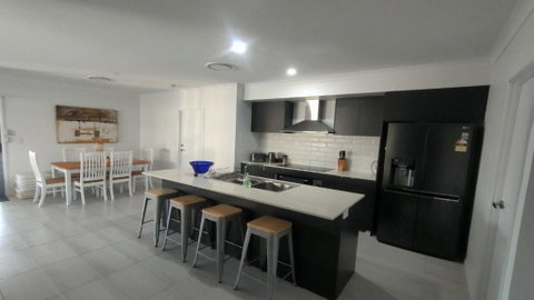 Relax Poolside By The Canal - Tweed Heads Accommodation 2