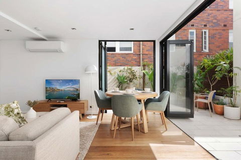 Relaxed Beachside Townhouse - Tweed Heads Accommodation 1