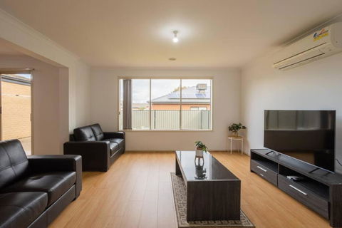 Relaxing Family Home In The Heart Of Tarneit - Tweed Heads Accommodation 0