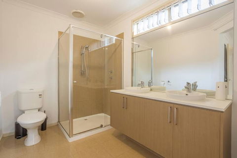 Relaxing Family Home In The Heart Of Tarneit - Tweed Heads Accommodation 1