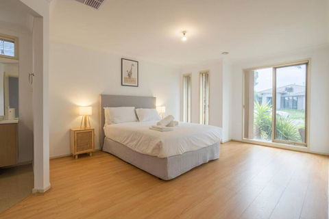 Relaxing Family Home In The Heart Of Tarneit - Tweed Heads Accommodation 3