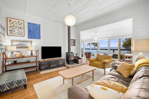 Retro Beach Vibes - Tweed Heads Accommodation 1