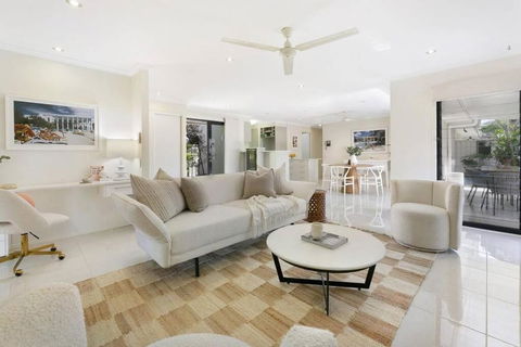 Riviera Road Miami - 4BRM Dual Villa - Tweed Heads Accommodation 0