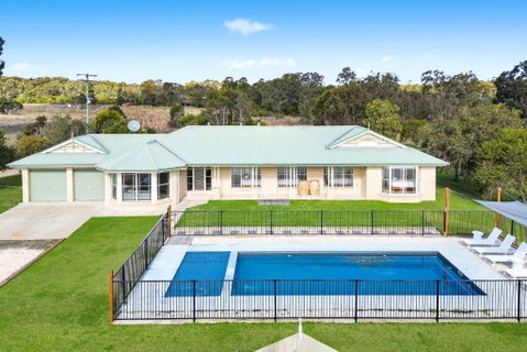 Roads End With Games Barn Ponies Alfresco Dining - Tweed Heads Accommodation 0
