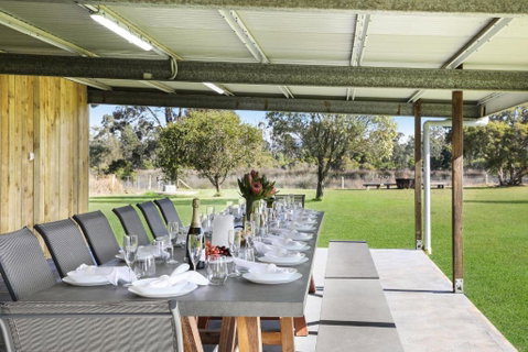 Roads End With Games Barn Ponies Alfresco Dining - Tweed Heads Accommodation 2