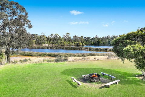 Roads End With Games Barn Ponies Alfresco Dining - Tweed Heads Accommodation 3