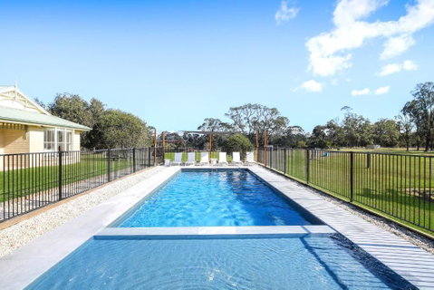 Roads End With Games Barn Ponies Alfresco Dining - Tweed Heads Accommodation 1