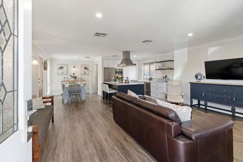 Rose Cottage 3B Hutchinson St Goolwa - Linen Included - Tweed Heads Accommodation 2