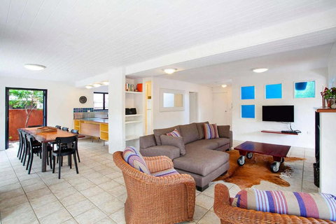 Ross Cres Spacious Private Beach House - Tweed Heads Accommodation 2