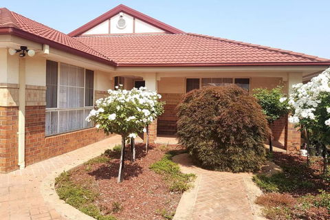 Roxy - A Spacious Cosy Getaway - Near Mel Airport - Tweed Heads Accommodation 1