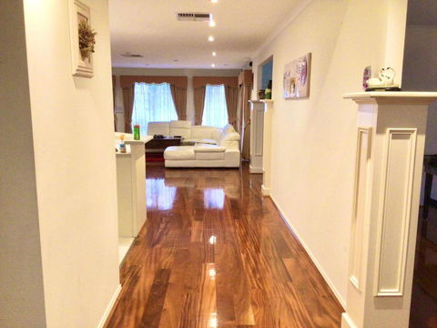 Roxy - A Spacious Cosy Getaway - Near Mel Airport - Tweed Heads Accommodation 3