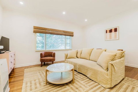 Salmon Calm - Trendy Velvet Allure By Albert Park - Tweed Heads Accommodation 2