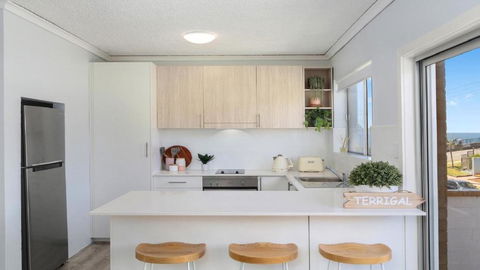 Salt Life Short Walk To Beach, Shops Cafes Accom Holidays - Tweed Heads Accommodation 1